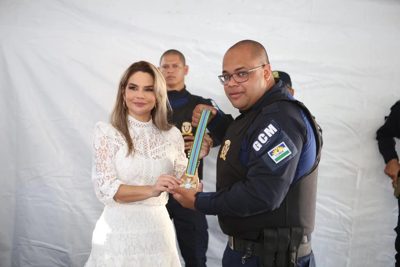 Prefeita Karla Pimentel recebe medalha das Forças de Paz do Brasil