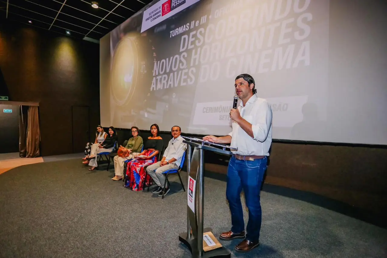 Leo Bezerra destaca protagonismo dos jovens durante entrega de certificados de oficina de audiovisual
