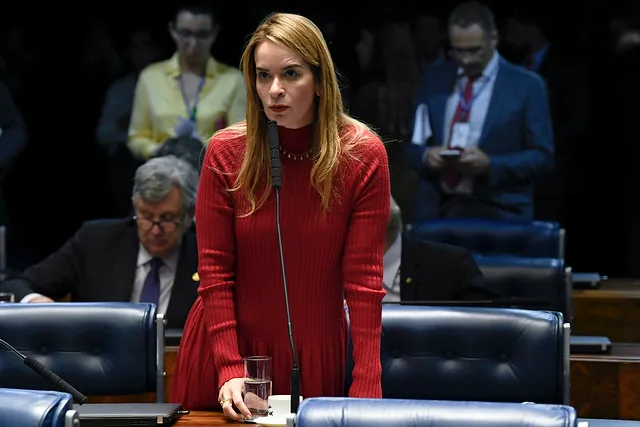 Veneziano rebate críticas de Daniella e diz que senadora usa os corredores do Senado como passarela para desfilar