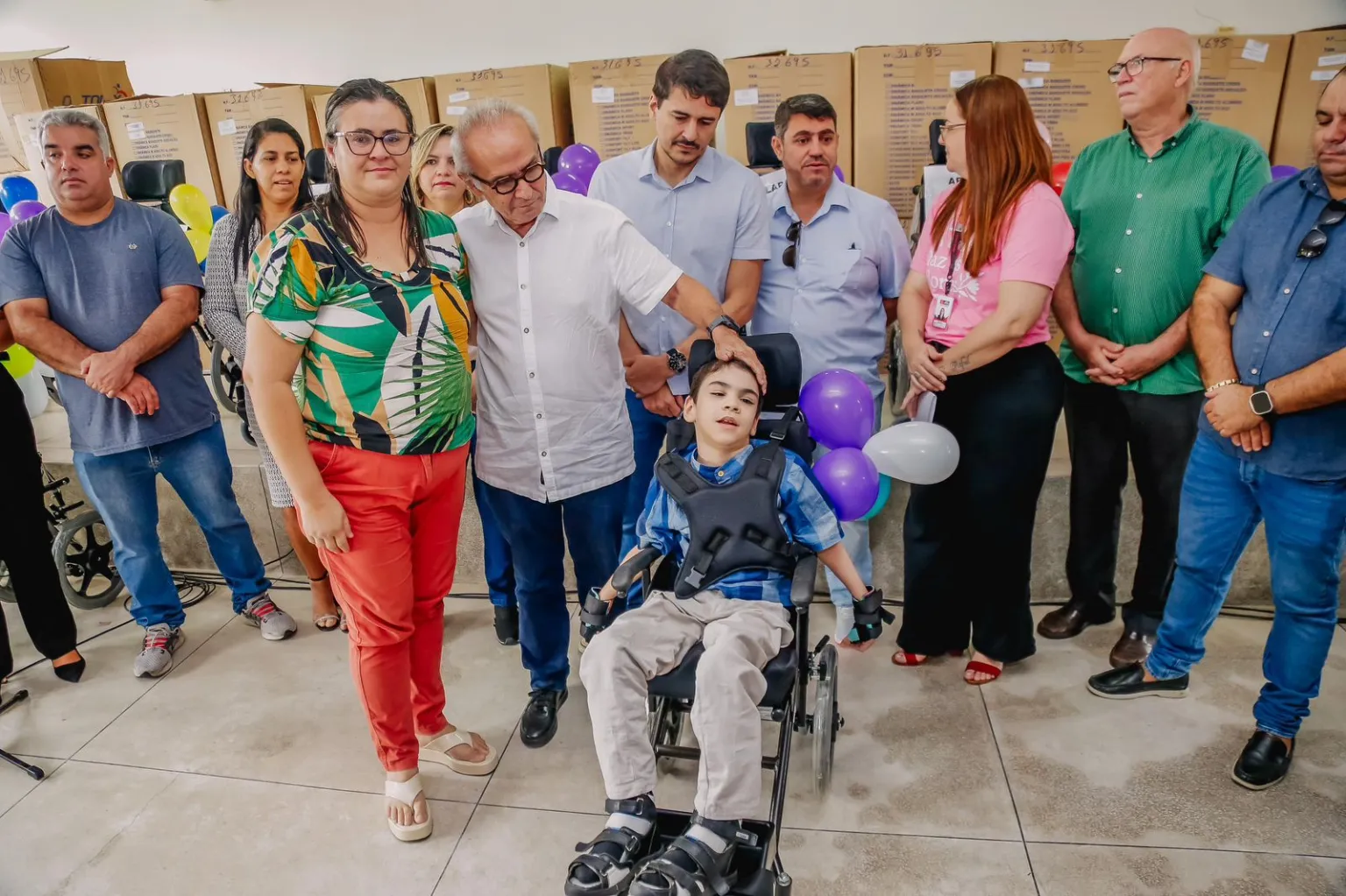 Cícero Lucena entrega 48 carrinhos adaptados para crianças com paralisia cerebral