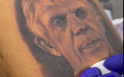 Homem tatua rosto de Ricardo Coutinho na coxa e viraliza na internet – VEJA VÍDEO