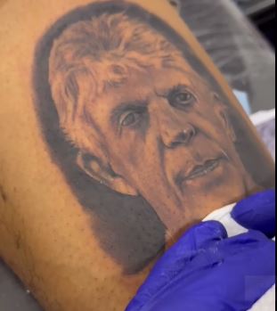 Homem tatua rosto de Ricardo Coutinho na coxa e viraliza na internet – VEJA VÍDEO