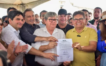 Murilo acompanha governador em Pocinhos, durante assinatura de convênios e anúncio de obras