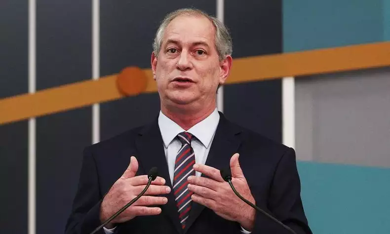 Vídeo: Ciro Gomes dá tapa na cara de homem após provocação