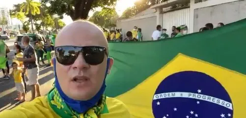 VÍDEO: Cabo Gilberto é empurrado por Bolsonaro e passa vergonha