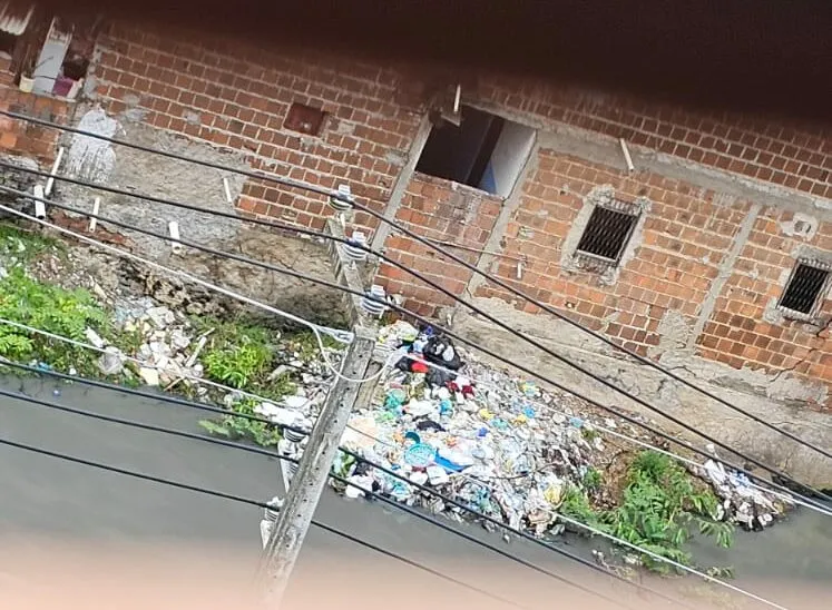 CRIME AMBIENTAL: Moradores do bairro São José estão jogando lixo no rio Jaguaribe