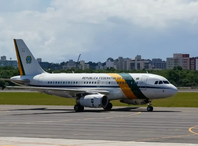 Avião de Lula sofre pane e sobrevoa aeroporto por quatro horas para gastar combustível e pousar com segurança