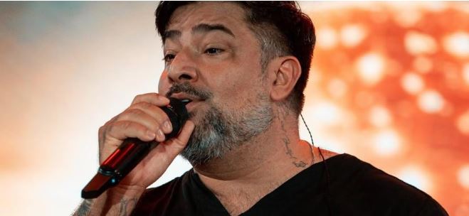 Vídeo: Cantor “paquera” filha do prefeito durante show em Pedras de Fogo