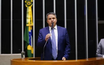 Em nota, assessoria de Efraim Filho diz que ele e sua equipe passam bem e apontam “imprudência” de motorista que bateu no carro do senador