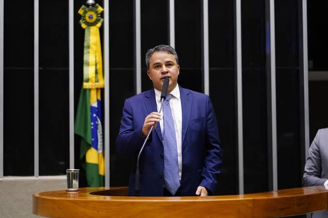 Em nota, assessoria de Efraim Filho diz que ele e sua equipe passam bem e apontam “imprudência” de motorista que bateu no carro do senador