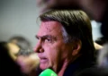 PF cumpre mandados na casa de Bolsonaro; ex-presidente usará tornozeleira
