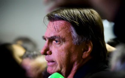 PF cumpre mandados na casa de Bolsonaro; ex-presidente usará tornozeleira