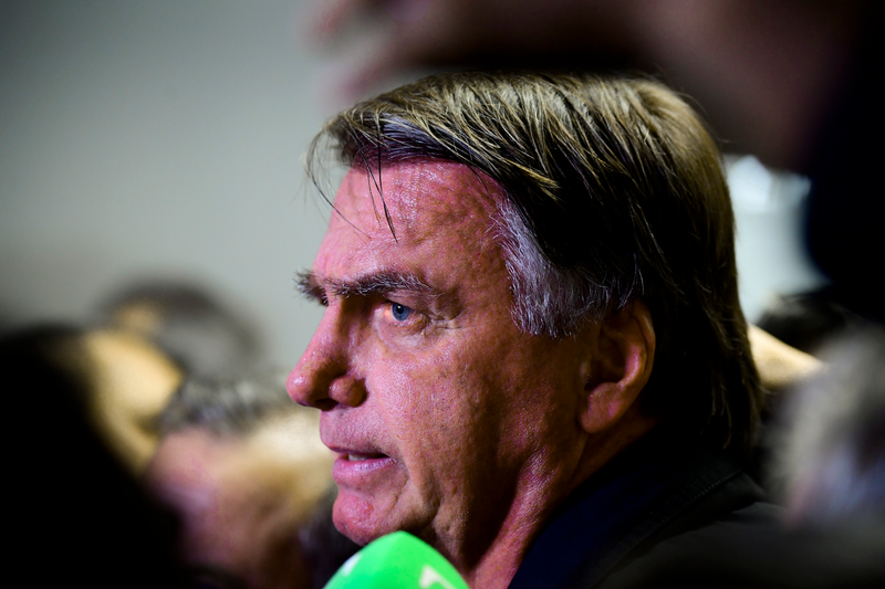 PF cumpre mandados na casa de Bolsonaro; ex-presidente usará tornozeleira