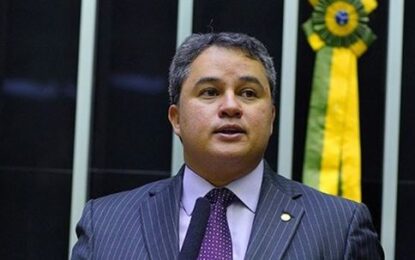Razões políticas do abraço de Efraim ao bolsonarismo