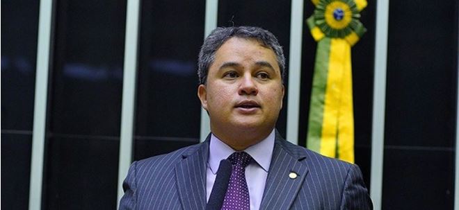 Razões políticas do abraço de Efraim ao bolsonarismo