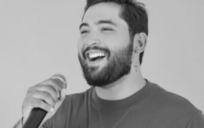 Cantor morre aos 24 anos após sofrer queda e ter traumatismo craniano