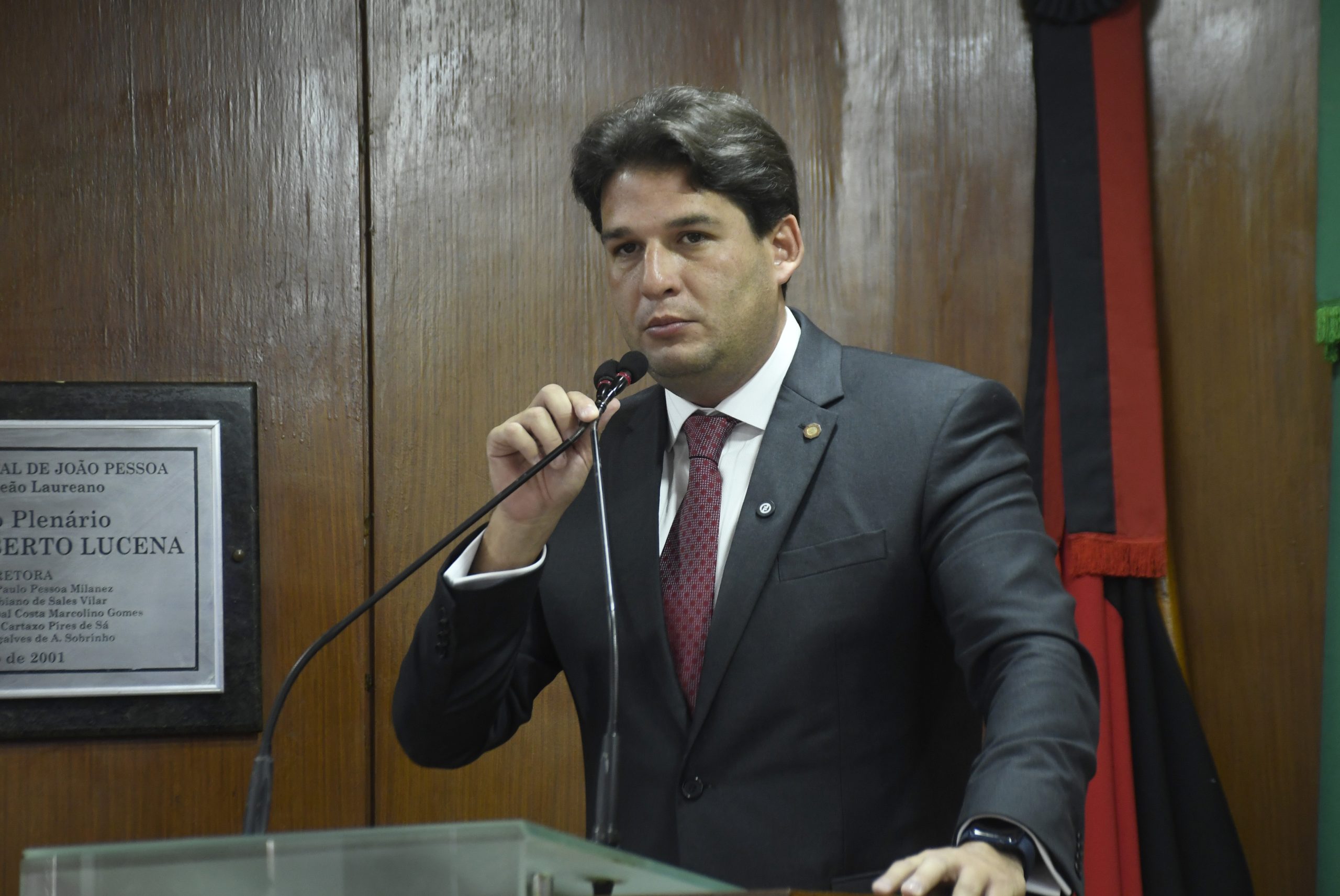 Parlamentar critica saúde pública do Município