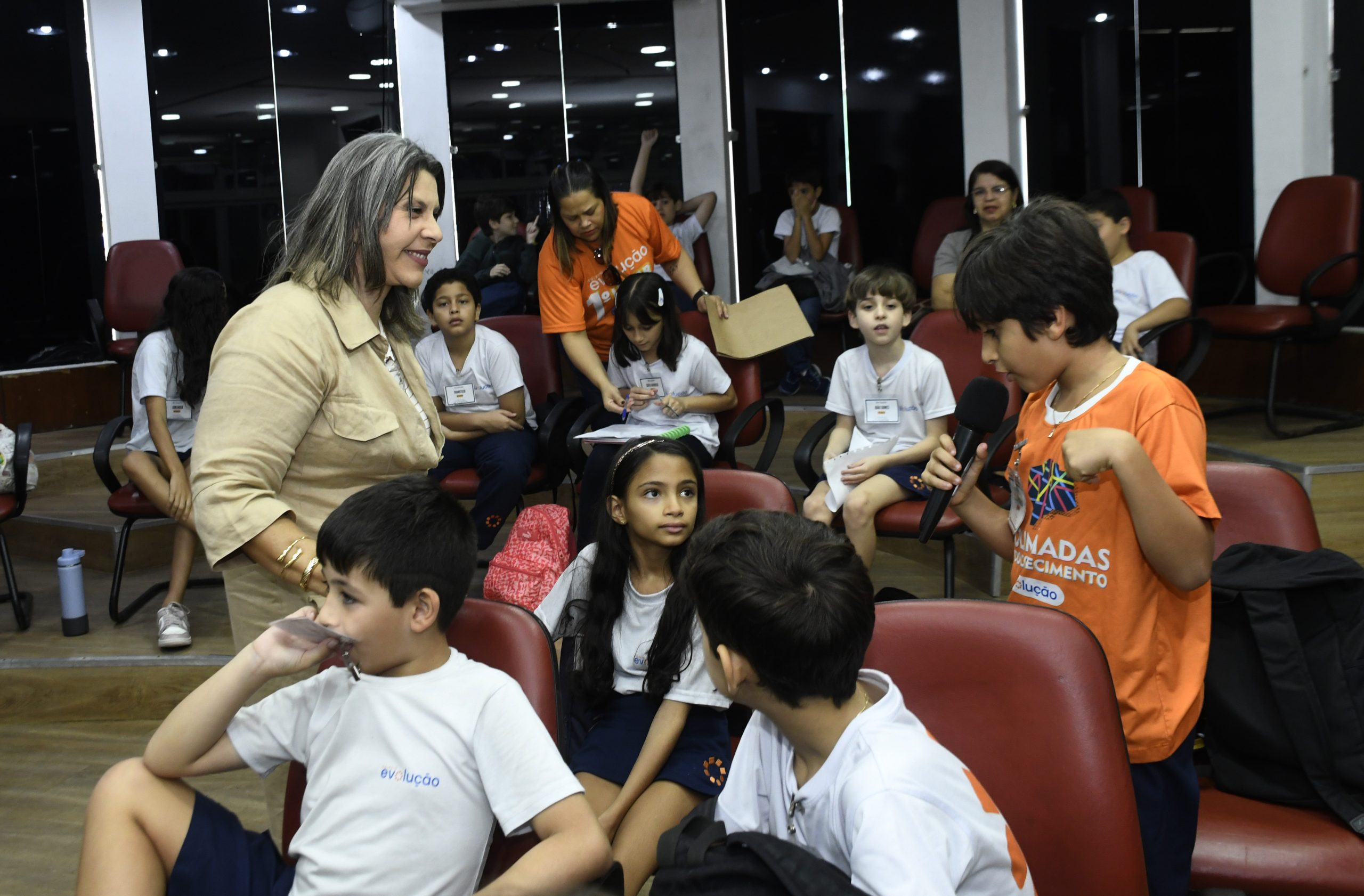 Projeto ‘Escola na Câmara’ recebe alunos do colégio Evolução