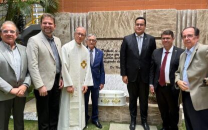 Restos mortais do médico Napoleão Laureano é transferido para jazigo instalado dentro hospital que leva seu nome