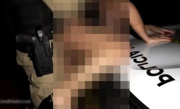 INUSITADO: PM é filmado fazendo sexo em viatura com mulher enquanto marido assiste – VEJA O VÍDEO