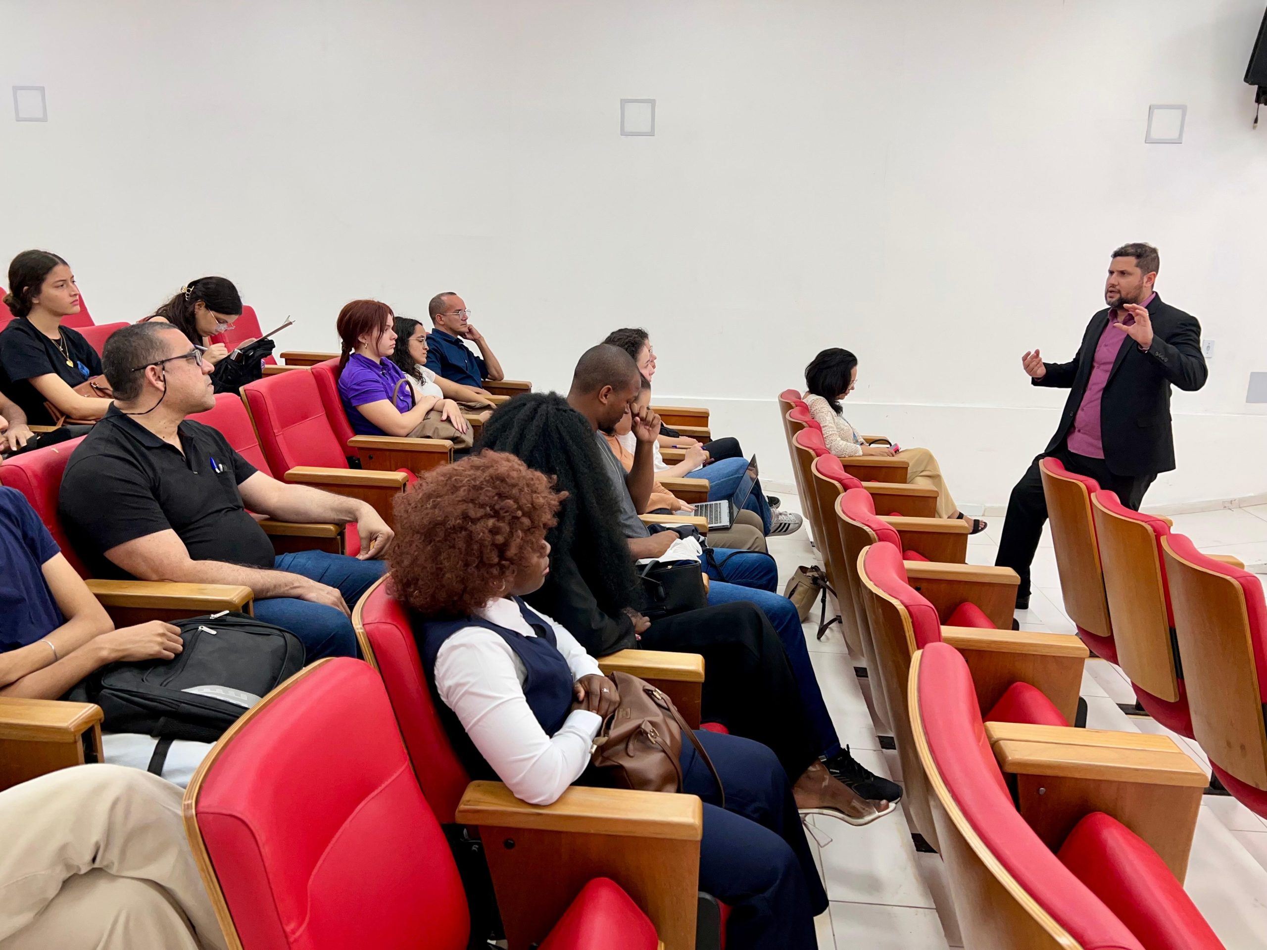 Alunos da UFPB participam de palestras na CMJP