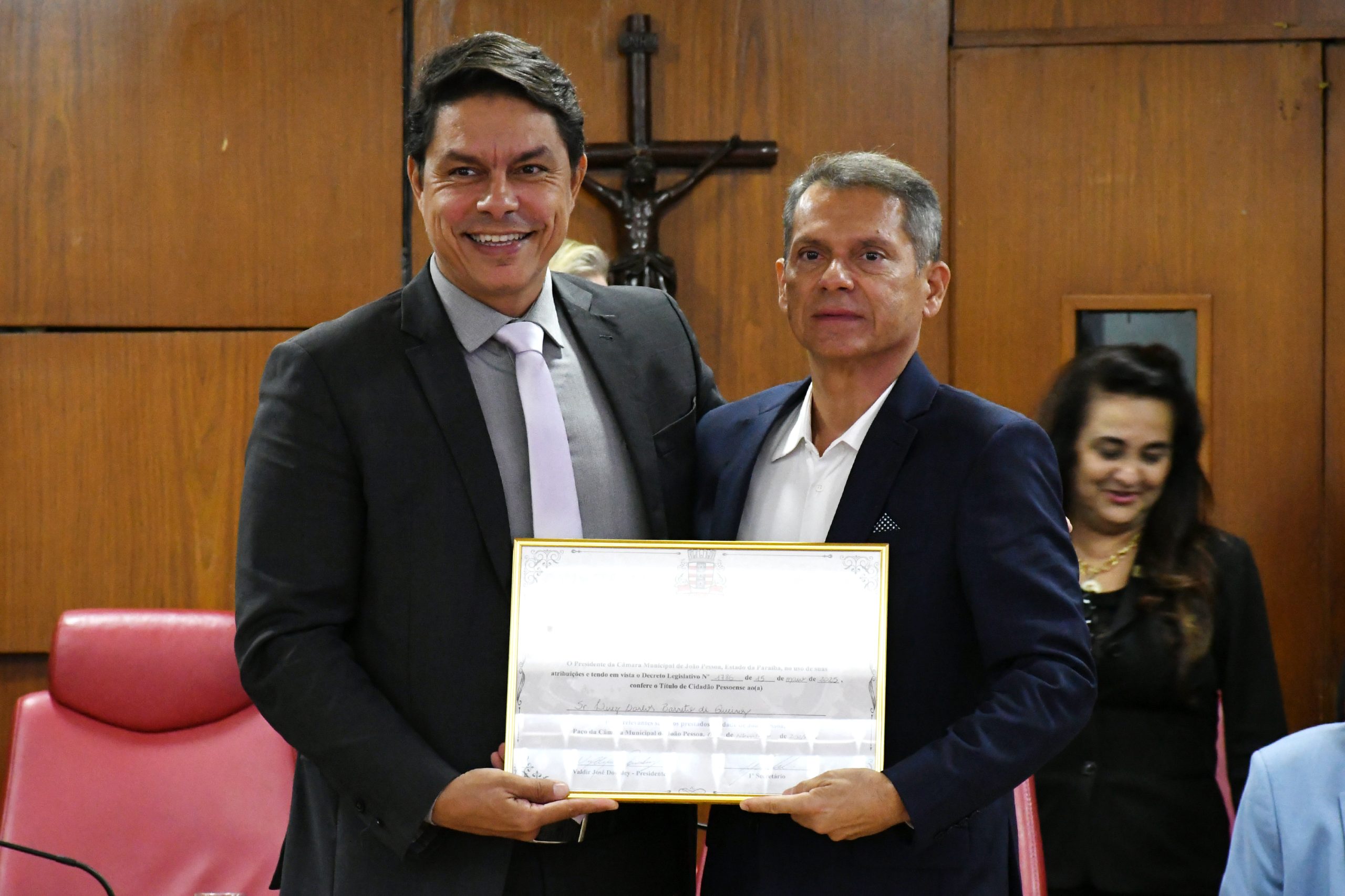 CMJP entrega Título de Cidadão Pessoense a Luiz Carlos Barreto de Queiroz