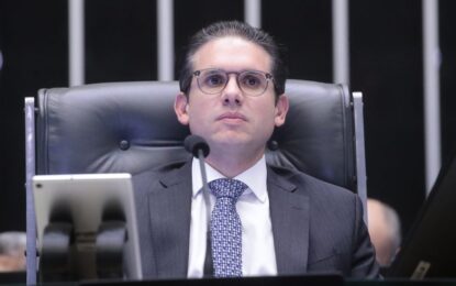 Motta diz que seguirá regras da Câmara para avaliar situação de Eduardo Bolsonaro