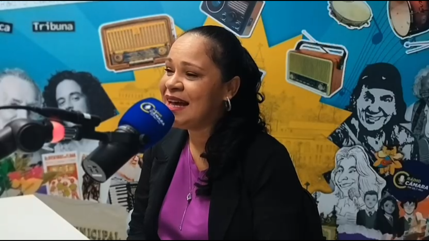 Rádio Câmara JP recebe cantora e compositora Grazi Vilanueva