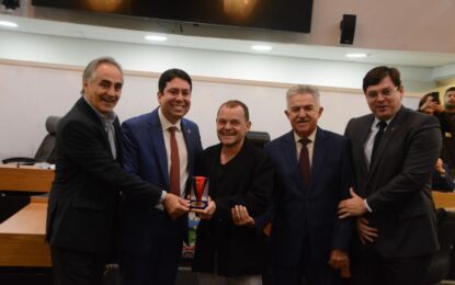 ALPB concede Medalha Augusto dos Anjos aо ator Mateus Nachtergaele