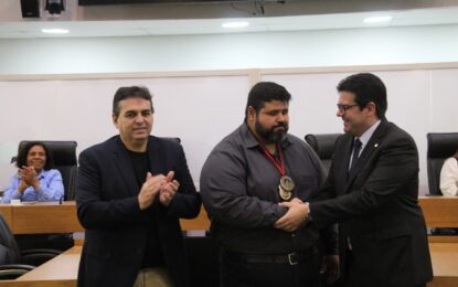 CMJP e ALPB concedem Medalha Darcy Ribeiro ao policial penal Mazukyevicz Ramon