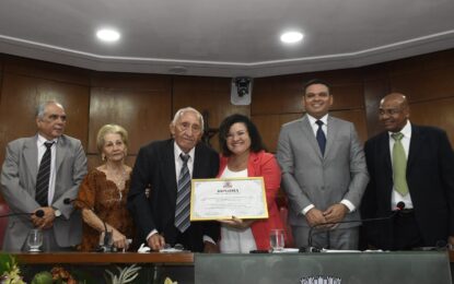 CMJP entrega Título de Cidadão Pessoense ao cirurgião-dentista Valdemir Mendes Leite