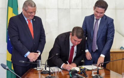 Hugo Motta e Dinho assinam criação da Rede Legislativa Metropolitana