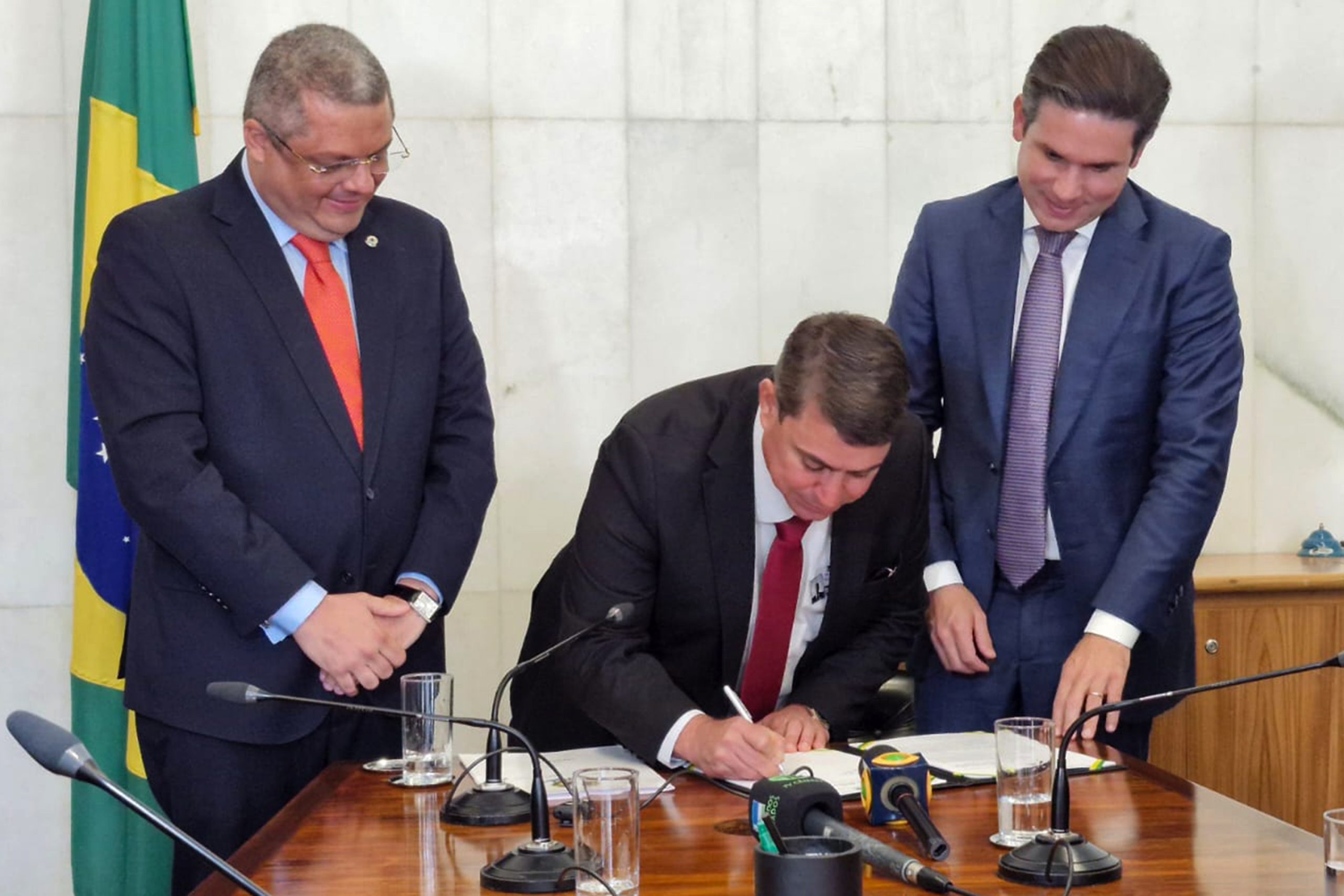 Hugo Motta e Dinho assinam criação da Rede Legislativa Metropolitana