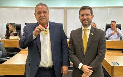 Prefeito Dr Joni Oliveira ganha medalha Elpídio de Almeida por atuação na educação de Salgado de São Félix
