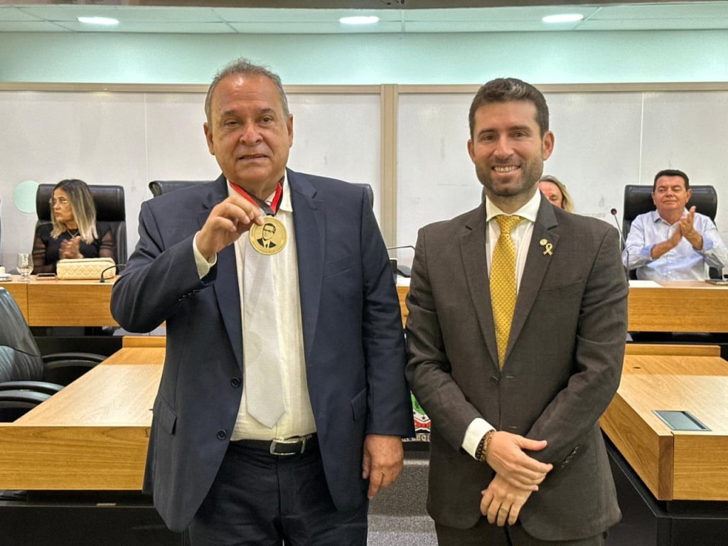 Prefeito Dr Joni Oliveira ganha medalha Elpídio de Almeida por atuação na educação de Salgado de São Félix