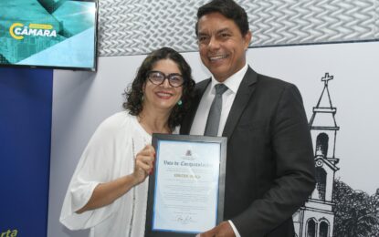 Jornalista da Rádio Câmara recebe Voto de Aplausos pela apresentação do programa ‘A Voz do Brasil’