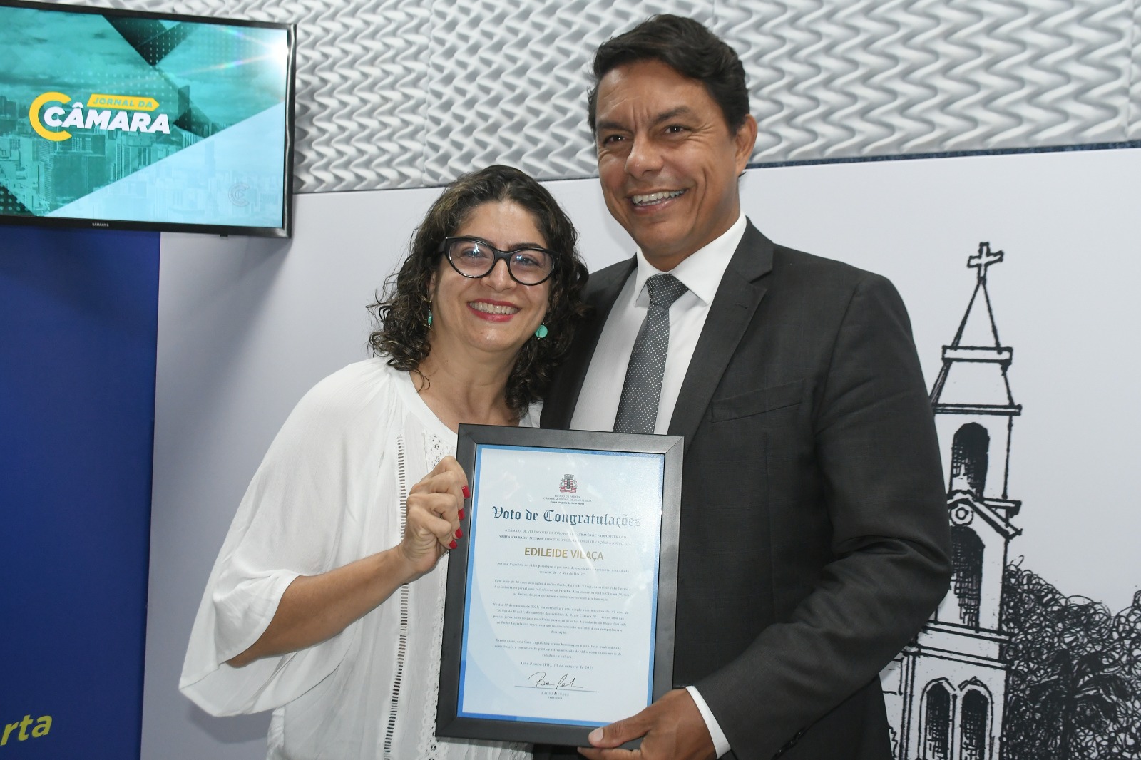 Jornalista da Rádio Câmara recebe Voto de Aplausos pela apresentação do programa ‘A Voz do Brasil’