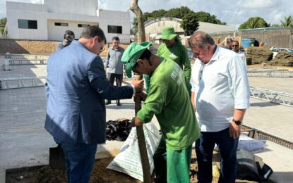Presidente da CMJP participa de plantio de árvores na nova sede da Associação dos Servidores