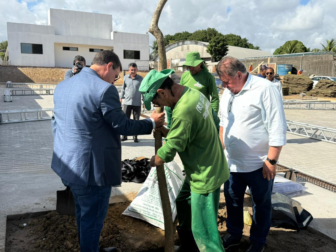 Presidente da CMJP participa de plantio de árvores na nova sede da Associação dos Servidores