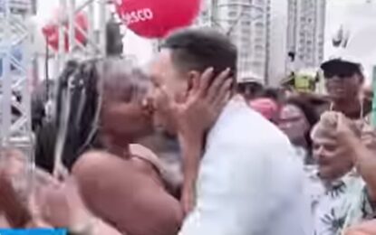 Repórter ganha beijos na boca e colo de fã durante aquecimento para Galo da Madrugada