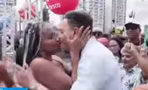 Repórter ganha beijos na boca e colo de fã durante aquecimento para Galo da Madrugada