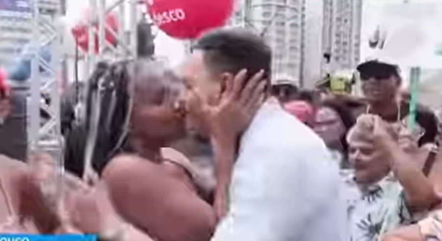 Repórter ganha beijos na boca e colo de fã durante aquecimento para Galo da Madrugada