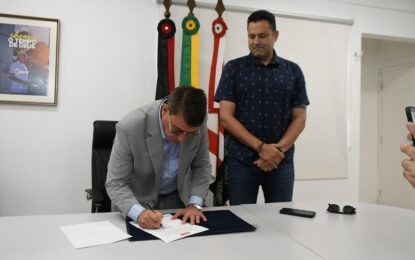 Dinho assina MP que concede reajuste linear para servidores da capital