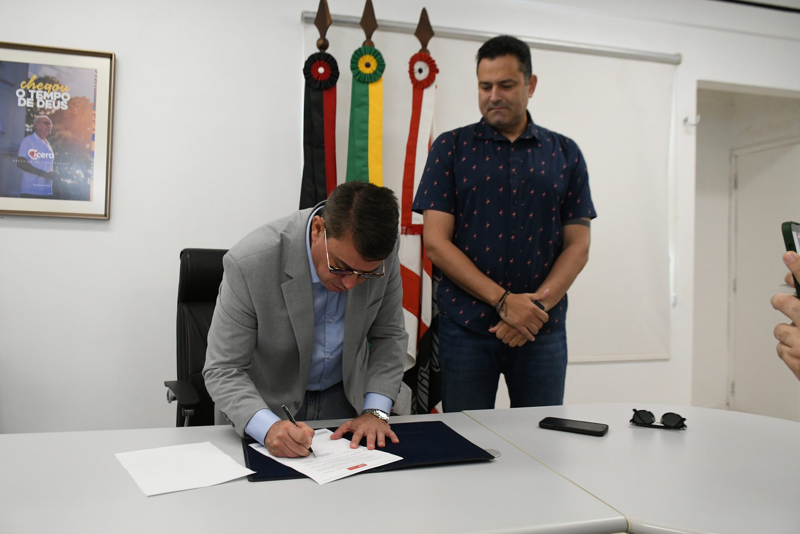 Dinho assina MP que concede reajuste linear para servidores da capital