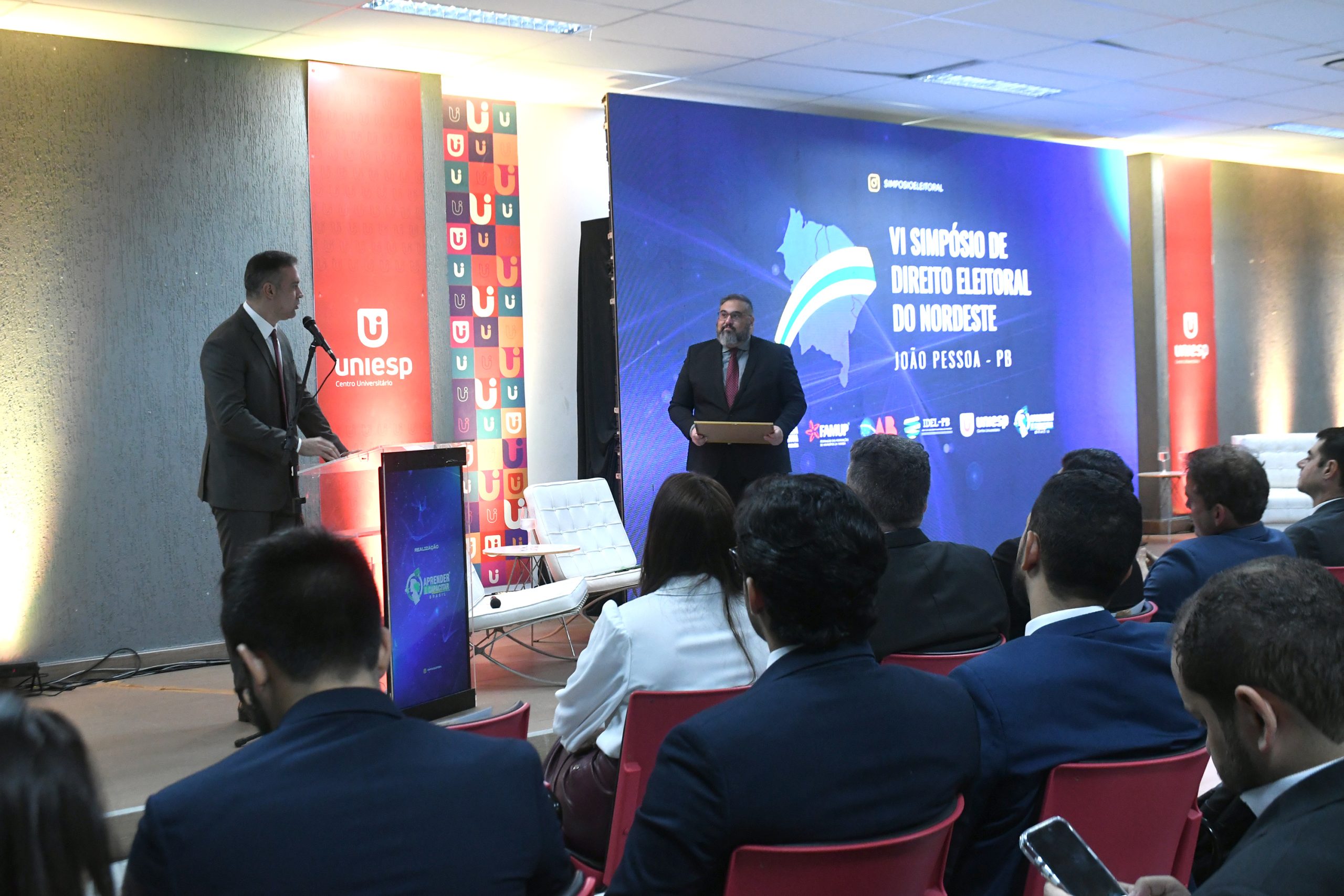 Professor de direito eleitoral recebe cidadania pessoense