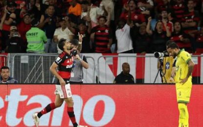 Flamengo vence e fica a um ponto do Palmeiras, líder do Brasileirão