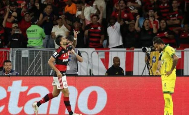 Flamengo vence e fica a um ponto do Palmeiras, líder do Brasileirão