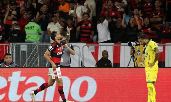 Flamengo vence e fica a um ponto do Palmeiras, líder do Brasileirão