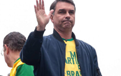 Flávio Bolsonaro pode se declarar presidente? Veja o que prevê a lei