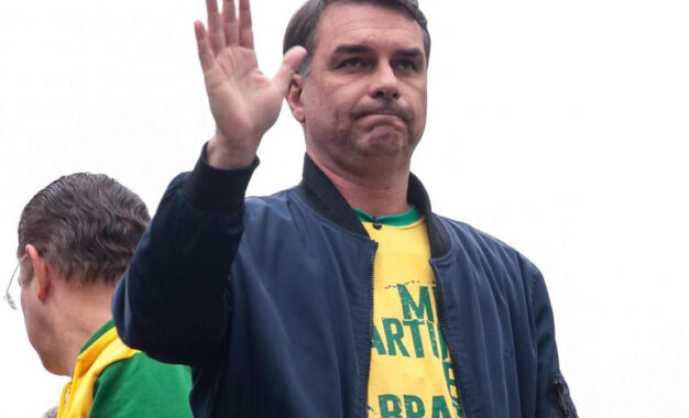 Flávio Bolsonaro pode se declarar presidente? Veja o que prevê a lei